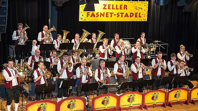 Die Narrenmusik teilt sich beim Fasnets-Stadel die Bühne mit zahlreichen anderen Musikern. Hauptsache den Gästen gefällt es.
