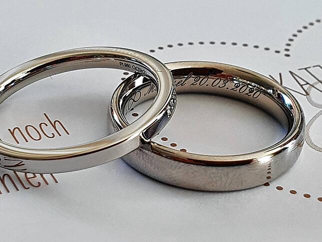 Katja Damski und Manuel Eisele wollte eigentlich am 20. März heiraten. In ihren Eheringen ist nun das falsche Datum eingraviert.