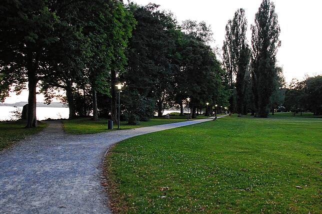 Der Mettnau-Park: An manchen Abenden ist es hier völlig ruhig. An anderen treffen sich Gruppen, um lautstark zu feiern.