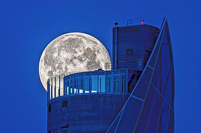 Der Vollmond über dem Testturm.