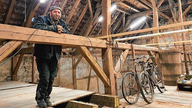 Kilian Stadelhofer in der Scheune des elterlichen Hofes, in dem jede Menge Wohnraum entsteht.