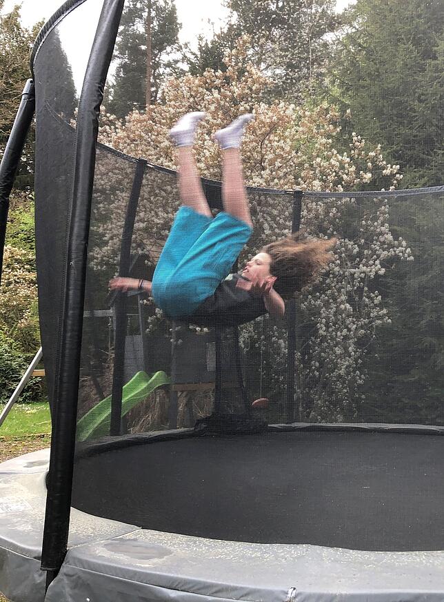 Im freien Fall: Helena landet auf dem Rücken.