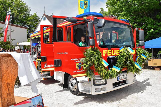Der neue Mannschaftstransportwagen wurde kostenneutral für die Gemeinde angeschafft. Die Feuerwehrangehörigen und Spender sorgten dafür, ...
