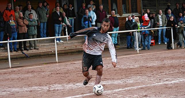 Von wegen Feingeist: Erkan Aktas war sich als Regisseur im Mittelfeld für nichts zu schade. Dieses Foto entstand am 16. März 2008 beim ...
