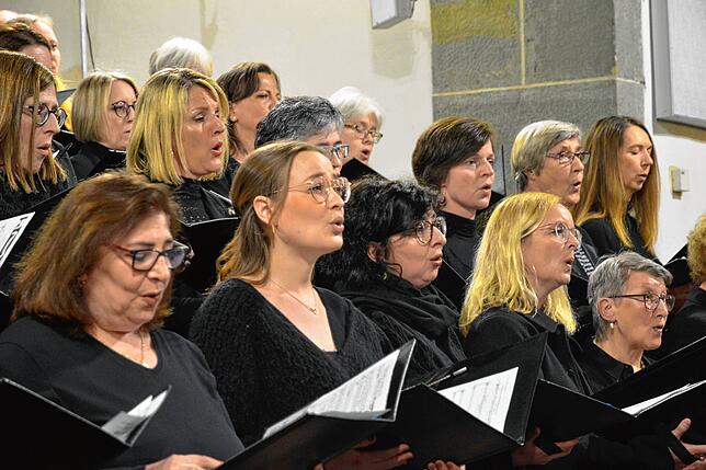 Als gut bei Stimme zeigen sich keineswegs nur die Sängerinnen des Kirchenchors.