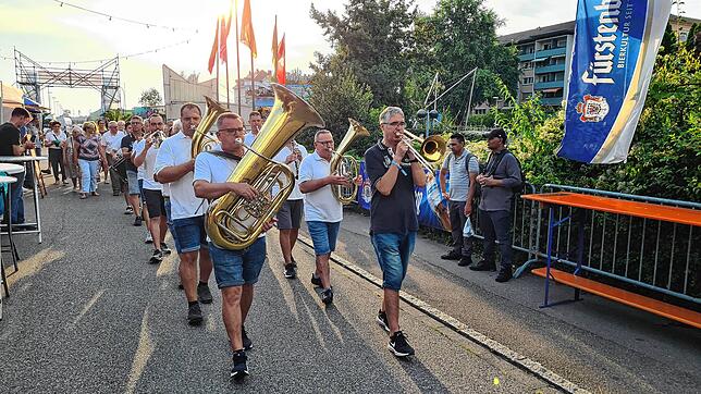 Das Trottoirfest im August – hier 2024 – ist ein Höhepunkt im Rheinfelder Festkalender. Archivfoto: Stefan Ammann