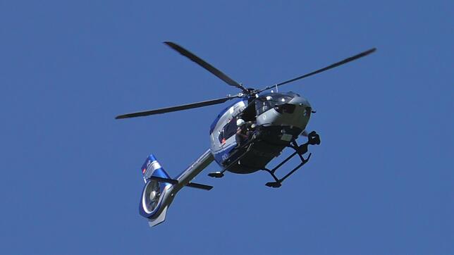 Ein Polizeihubschrauber wie dieser flog über Rielasingen-Worblingen. Das Bild wurde bei einer Suchaktion bei Todtmoos aufgenommen.
