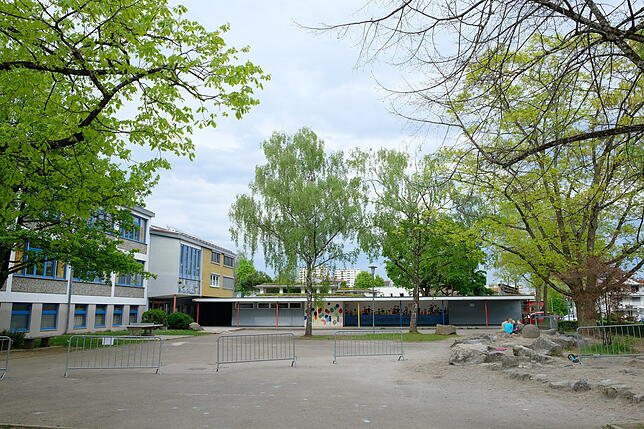 Ursprünglich sollte die neue Schule auf dem Gelände der alten Grundschule stehen, in der heute der Kindergarten Seegaddel untergebracht ist.