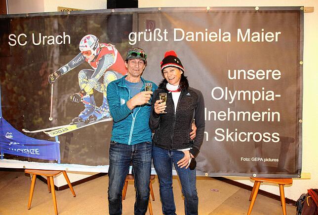 Thomas und Brunhilde Maier stoßen auf den Erfolg ihrer Tochter an.