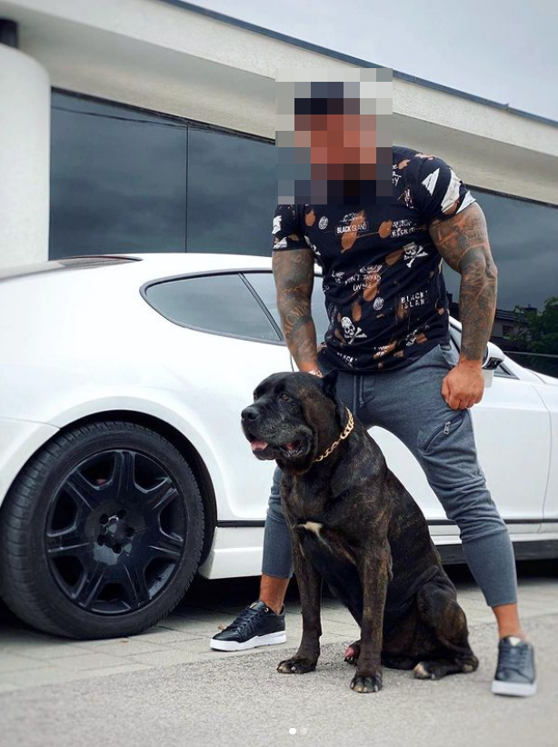 Nermin C. posiert mit Hund und Sportwagen.