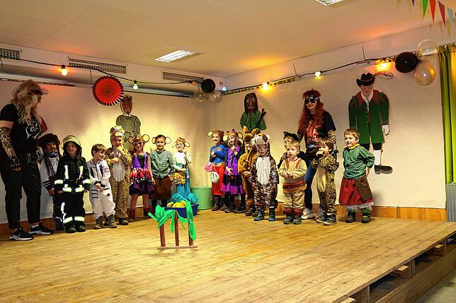 Die Kindergartenkinder erobern die Bühne im Hubertshofener Bürgerhaus.