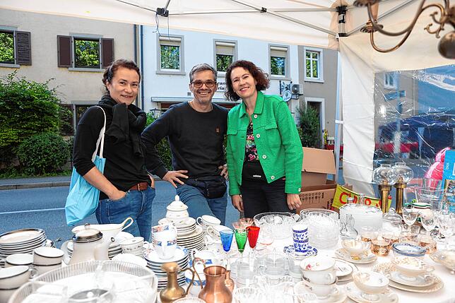 Bild 36: Konstanz: Auf zum Deutsch-Schweizer Flohmarkt! Diese Besucher und Verkäufer sind dabei