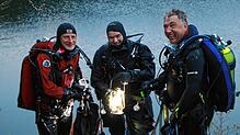 Beim Tauchgang im Schluchsee finden die drei Taucher (von links): Patrick Gatti (2. Vorsitzender), Thomas Brutsche ...