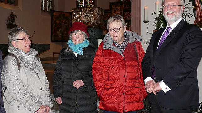 Der Priester Michael Hipp im Gespräch mit ehrenamtlich engagierten Frauen (Hildegard Englert, Elfriede Schroff, Hildegard Knörzer).