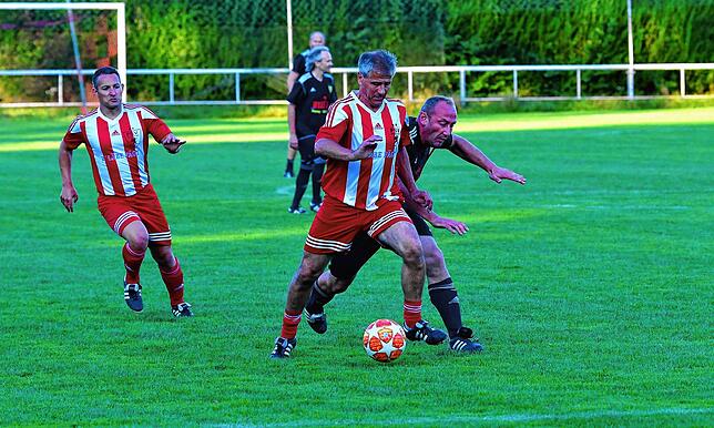Bild 19: Zwölf Tore fallen beim Derby der Legenden in Rheinfelden &ndash; und wir haben die Bilder!