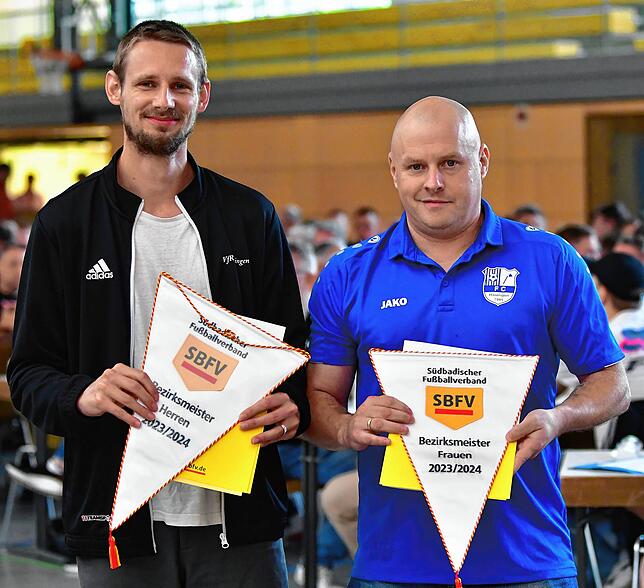 Bezirksmeister: Moritz Reif vom VfR Bad Bellingen und Rene Gentner (rechts) vom FC Hauingen erhielten die Meister-Wimpel beim Bezirkstag ...