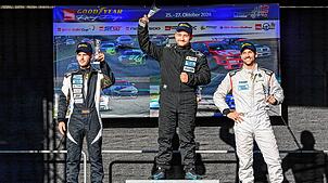 Felix Müller (Mitte) gewinnt am letzten Rennwochenende in der Motorsportarena Oschersleben beide Rennen vor Andreas Schundiak (links) ...