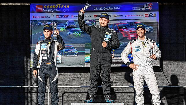Felix Müller (Mitte) gewinnt am letzten Rennwochenende in der Motorsportarena Oschersleben beide Rennen vor Andreas Schundiak (links) ...