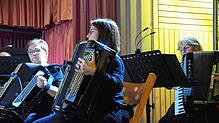 Ein „musikalisches Abenteuer“ bietet das Harmonikaorchester. Bild: Rasenberger