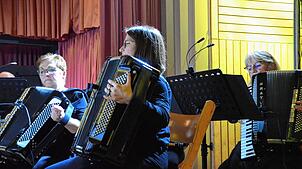 Ein „musikalisches Abenteuer“ bietet das Harmonikaorchester. Bild: Rasenberger