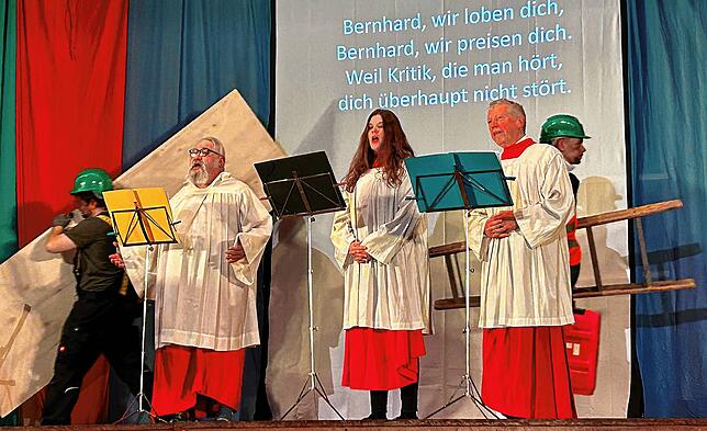 Ein Loblied auf Pfarrer Bernhard Stahlberger und seine Umbauaktionen in der Kirche sangen als Chorknaben verkleidet Thomas Starkhöfer, ...