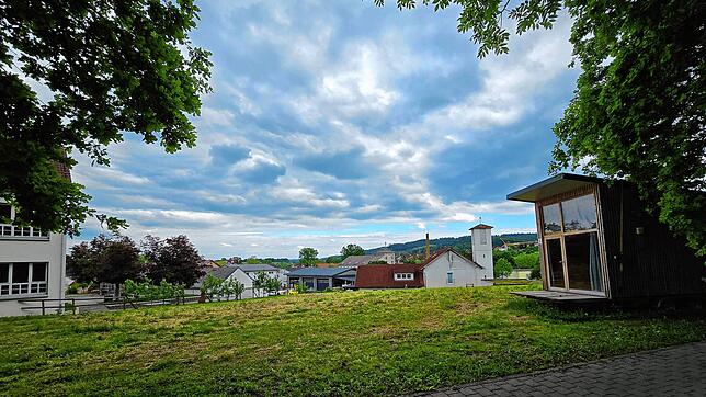 Auf dieser Fläche neben der Grundschule (links) und gegenüber der Kirche plante ein Bauherr eine Ferienwohnanlage, bestehend aus sieben ...