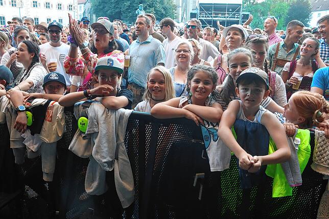 Bild 10: Bilder der großen Party mit den Fäaschtbänklern im Salemer Schlosspark