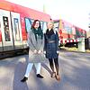 Anjuschka Krämer (links) und Nicole Hubmann am Bahnübergang vor dem Sipplinger Bahnhof, wo am 15. Oktober 2018 ein Regionalexpress gegen ...