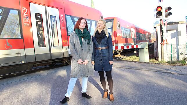 Anjuschka Krämer (links) und Nicole Hubmann am Bahnübergang vor dem Sipplinger Bahnhof, wo am 15. Oktober 2018 ein Regionalexpress gegen ...