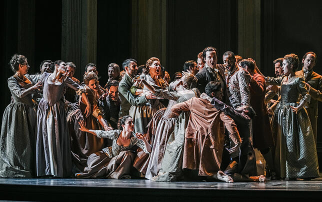 Viel los auf der Bühne – der Chor der Oper Zürich mit Tänzerinnen und Tänzern.