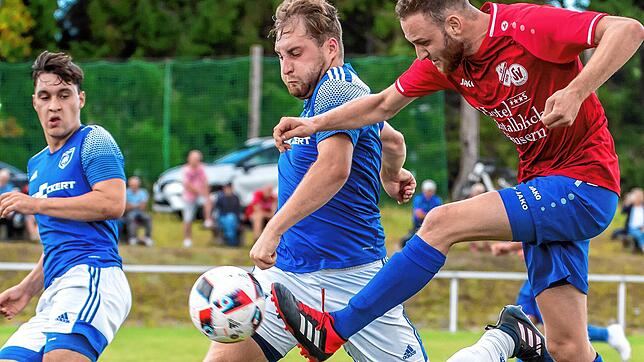 Wirbelwind: Kai Böhler (rechts) bei seinem Treffer zum 2:1-Sieg der SG Höchenschwand/Häusern. Auch der Stühlinger Jonas Jehle kann ihn ...