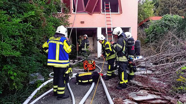 Nur mit Atemschutz konnten die Feuerwehrleute das Haus betreten.