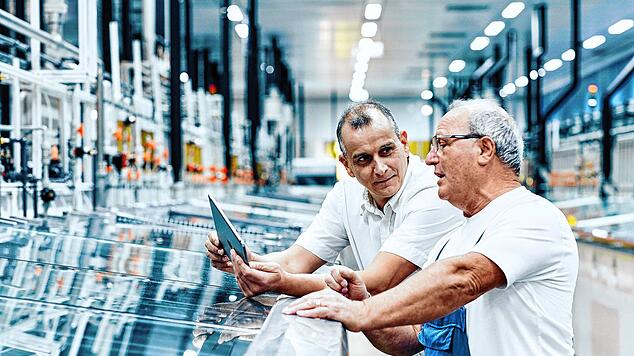 Mitarbeiter von Schweizer Electronic im Werk Schramberg bei der Arbeit. Foto: Schweizer