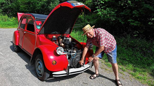 Wolfgang Radka zeigt, wie einfach der 2 CV auch mit der Kurbel zu starten ist. Mit der Kurbel wird auch der Wagenheber bedient, ...