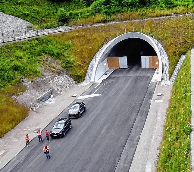 Die Südröhre des Herrschaftsbucktunnels hat drei Fahrspuren, die Nordröhre nur zwei.