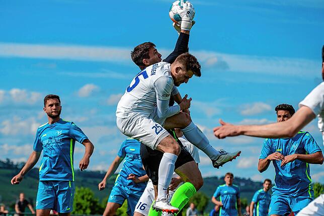 Tausendsassa: Torwart Jannik Strittmatter vom SV Buch, hier gegen Nico Ködel, lieferte nach Aussage von Erzingens Trainer Klaus Gallmann ...