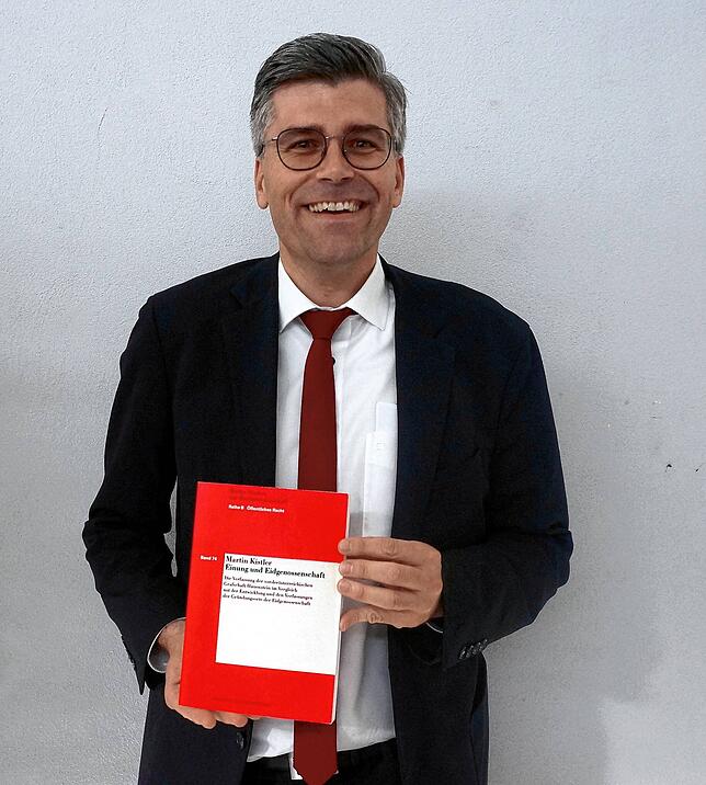 Prominenter „Fan“ der Grafschaft Hauenstein: Landrat Martin Kistler mit seiner Dissertation, in der er die Verfassung der ...