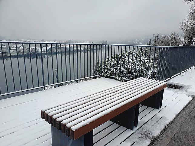 Über Nacht hat sich eine Schicht Schnee auf diese Bank beim Waldshuter Meergenerationenplatz gelegt.