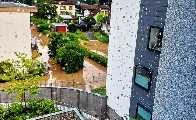 Die Hallauer Straße in Stühlingen steht nach dem Starkregen am Donnerstag unter Wasser.