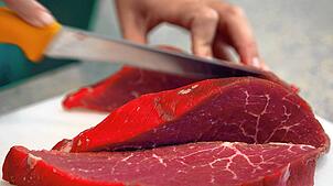 Rindfleisch enthält wichtige Nährstoffe und kann Teil einer ausgewogenen Ernährung sein, wenn es in angemessenen Mengen verzehrt wird.