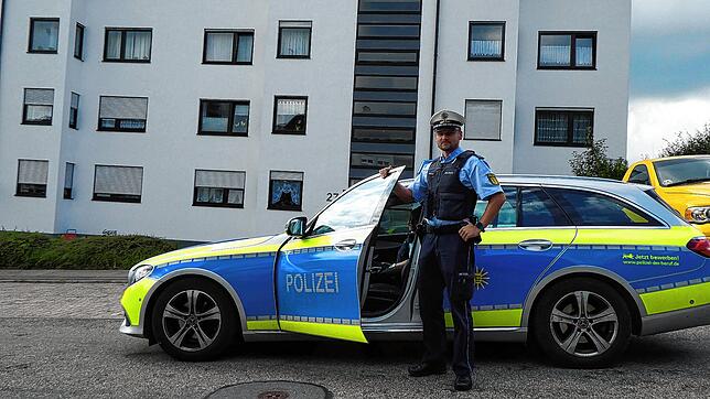 Die Polizei, hier Kamil Sokol vom Polizeiposten Blumberg, warnt ausdrücklich davor, irgendwelchen Telefonanrufern, die sich für einen ...