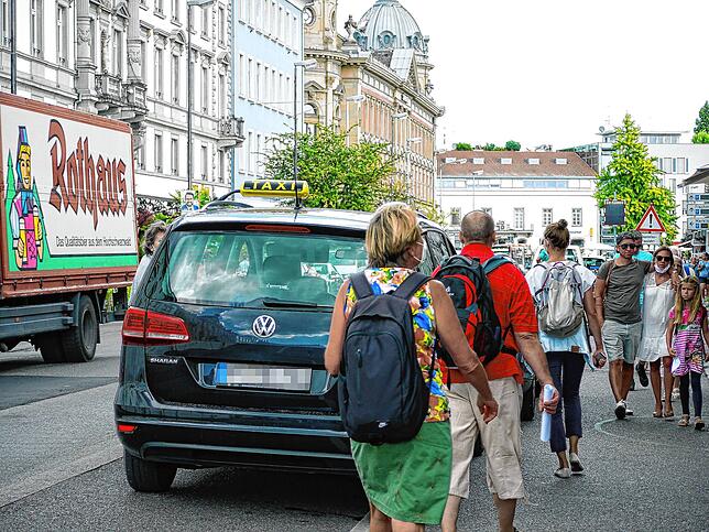 Bahnhofsvorplatz mit Taxistand am Montag nach dem Unfall.