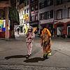 Einzelne Fasnachtler sind in der Altstadt für den Morgestraich unterwegs. Die 72 Stunden der Basler Fasnacht beginnen am Montag nach ...