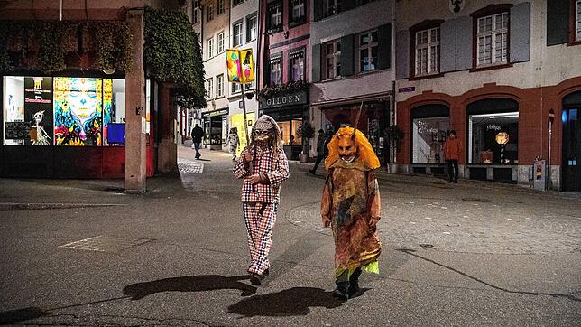 Einzelne Fasnachtler sind in der Altstadt für den Morgestraich unterwegs. Die 72 Stunden der Basler Fasnacht beginnen am Montag nach ...