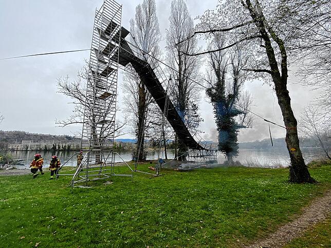 Am Ostermontag meldete ein Passant, dass die Wasserschanze in Möhlin brennt. Das Metallgerüst, welches für Wassersportaktivitäten am ...
