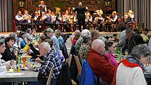 Der Musikverein Riedern-Bühl und weitere Kapellen sorgen für gute Stimmung. Bilder: Cornelia Liebwein