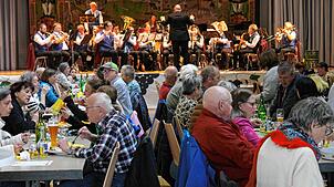 Der Musikverein Riedern-Bühl und weitere Kapellen sorgen für gute Stimmung. Bilder: Cornelia Liebwein