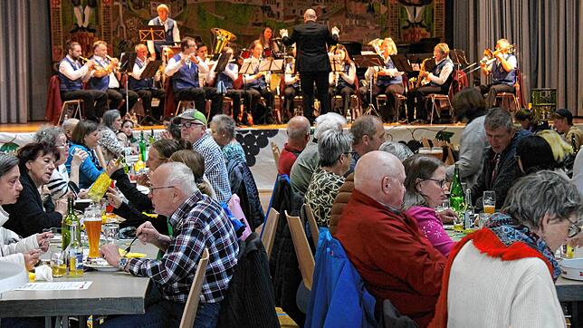 Der Musikverein Riedern-Bühl und weitere Kapellen sorgen für gute Stimmung. Bilder: Cornelia Liebwein