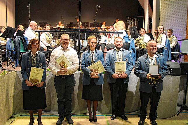 Die Ehrungen für 30 Jahre gingen an Nicole Müller, Jörg Hahn und Valeri Herrmann. Für Dominik Hönig gab es eine Ehrennadel für 15 Jahre ...