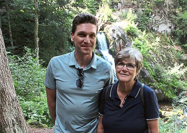 Daniel Glogolja besucht jedes Jahr seine Mutter Viviane in Singen. Ein gemeinsamer Ausflug führt nach Triberg zu den Wasserfällen.